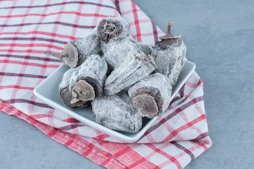 dattes séchées avec pellicule blanche